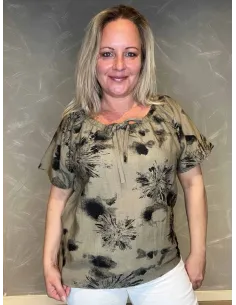"CATWALK bluse med moderne print og bindedetalje, viser den feminine silhuet"