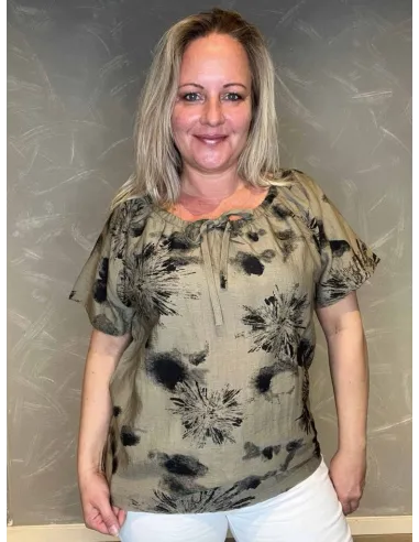 "CATWALK bluse med moderne print og bindedetalje, viser den feminine silhuet"