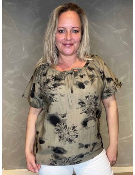 "CATWALK bluse med moderne print og bindedetalje, viser den feminine silhuet"