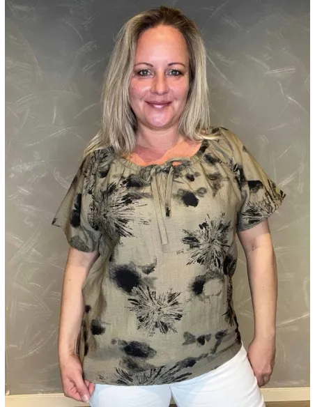 "CATWALK bluse med moderne print og bindedetalje, viser den feminine silhuet"