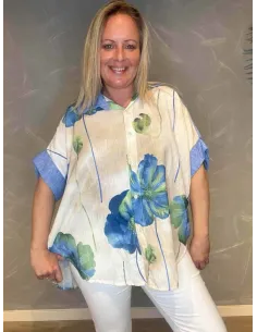 Oversize skjorte i aqua med store blå blomster, viser den afslappede pasform og opsmøgede ærmer"