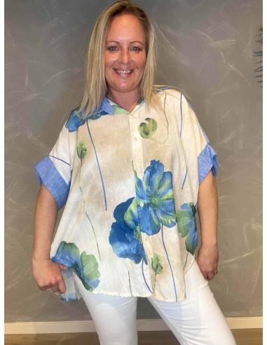 Oversize skjorte i aqua med store blå blomster, viser den afslappede pasform og opsmøgede ærmer"