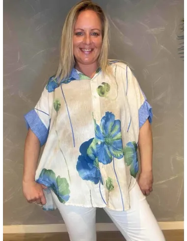 Oversize skjorte i aqua med store blå blomster, viser den afslappede pasform og opsmøgede ærmer"