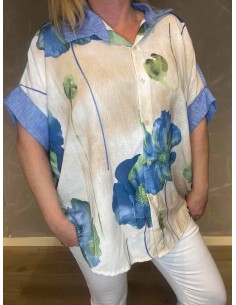 Oversize skjorte i aqua med store blå blomster, viser den afslappede pasform og opsmøgede ærmer" 2