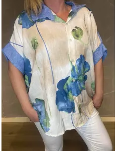 Oversize skjorte i aqua med store blå blomster, viser den afslappede pasform og opsmøgede ærmer" 2