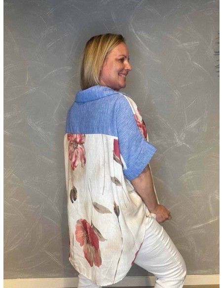 Oversize skjorte i aqua med store rosa blomster, vises bag fra