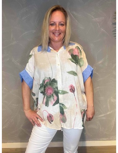 Oversize skjorte med store grønne/rosa blomster, viser den afslappede pasform og opsmøgede ærmer"