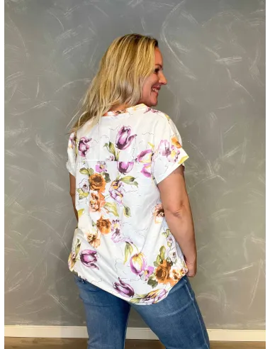 "bag fra korte ærmer på sommerlig t-shirt"
