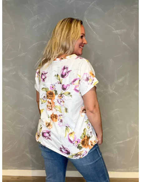 "bag fra korte ærmer på sommerlig t-shirt"