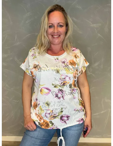 "Snøredetalje i bunden og korte ærmer på sommerlig t-shirt"