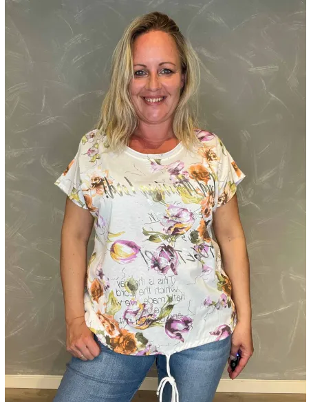 "Snøredetalje i bunden og korte ærmer på sommerlig t-shirt"