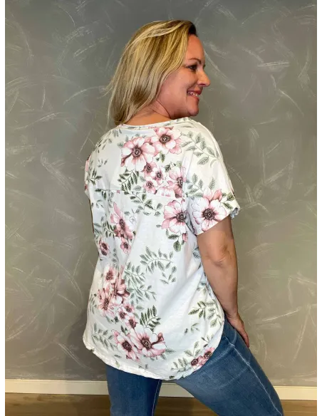 "Nærbillede af sølvtekst og delikate rosa blomster på hvid baggrund"