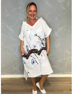 "Hvid hørkjole med sommerfugle og blomsterprint, viser hætte og lommer"