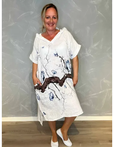"Hvid hørkjole med sommerfugle og blomsterprint, viser hætte og lommer"