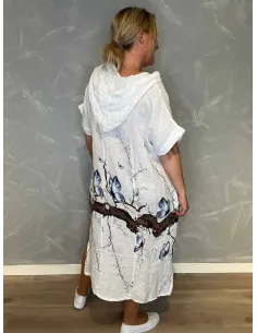 "Hvid hørkjole med sommerfugle og blomsterprint, viser hætte og lommer" 2