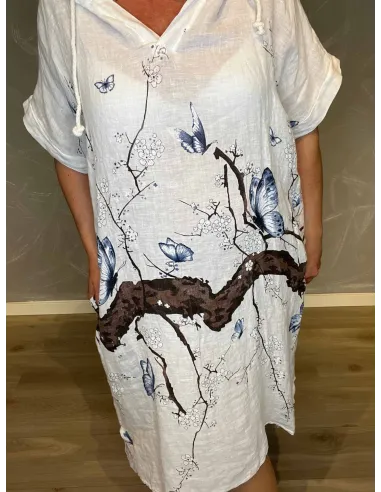 "Nærbillede af det japansk inspirerede print med sommerfugle og blomstrende grene"