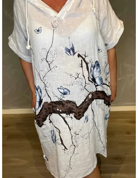 "Nærbillede af det japansk inspirerede print med sommerfugle og blomstrende grene"