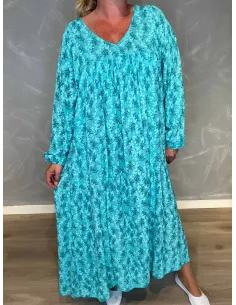 "Tyrkis maxikjole med hvidt blomsterprint, viser den løse, feminine pasform" TIPPY