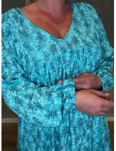 "Tyrkis maxikjole med hvidt blomsterprint, viser den løse, feminine pasform" TIPPY 2