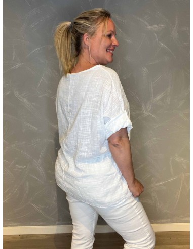 Bagside af hvid løs bomulds bluse – TIPPY