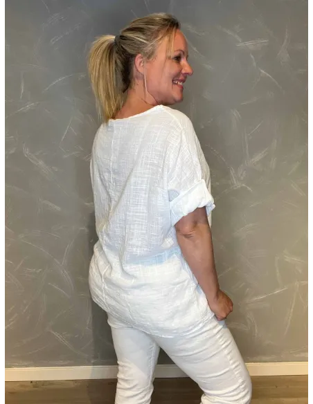 Bagside af hvid løs bomulds bluse – TIPPY