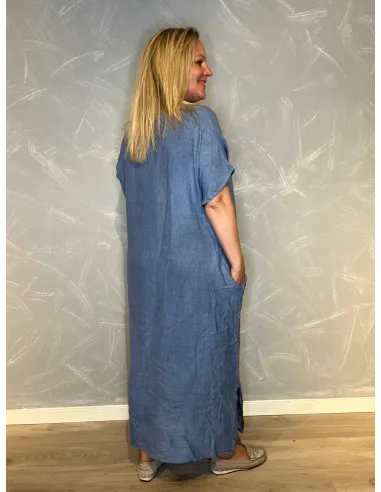 Bagside af hørkjolen viser det gennemgående blomsterprint og sideslids