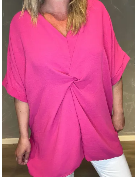 TUNIKA MED KNUDE EFFEKT PINK, NÆRBILLEDE AF KNUDEN UNDER BRYSTET