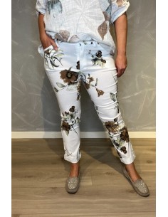 Hvide bukser med brunt blomsterprint og sølv bindebælte