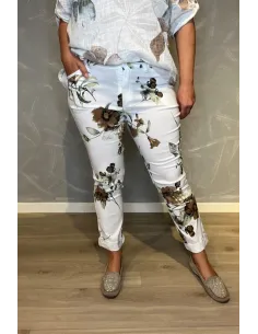 Hvide bukser med brunt blomsterprint og sølv bindebælte