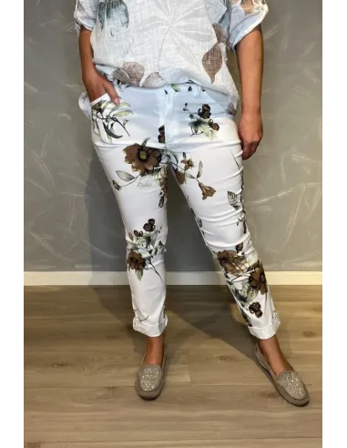 Hvide bukser med brunt blomsterprint og sølv bindebælte