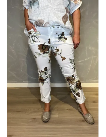 Hvide bukser med brunt blomsterprint og sølv bindebælte