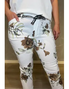 Hvide bukser med brunt blomsterprint og sølv bindebælte 2