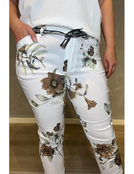 Nærbillede af blomsterprint og materialestruktur