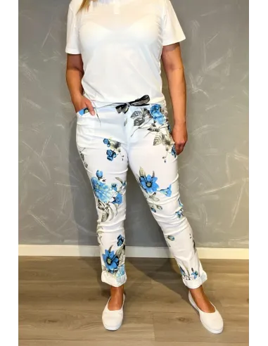 Hvide bukser med blåt blomsterprint og sølv bindebælte"