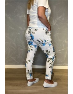 Hvide bukser med blåt blomsterprint og sølv bindebælte" 2