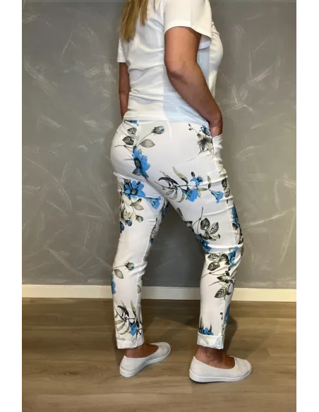 Hvide bukser med blåt blomsterprint og sølv bindebælte"