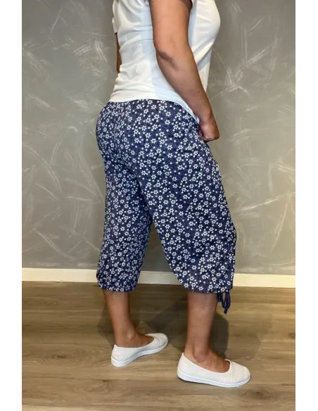 Jeans blå knickers med hvidt blomsterprint og snøre i benene