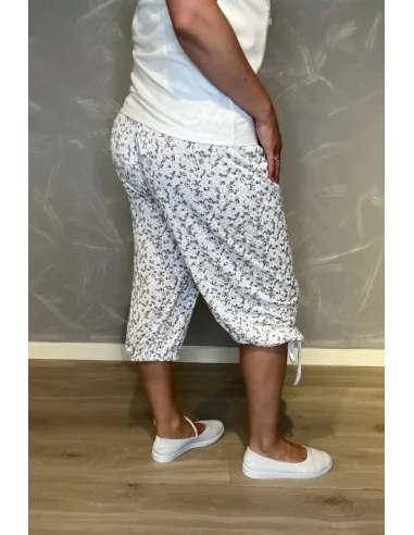 Hvide knickers med blomsterprint og snøre i benene