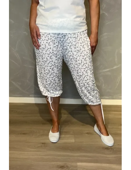 Hvide knickers med blomsterprint og snøre i benene