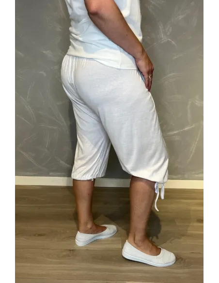Hvide knickers med elastisk talje og snøre i benene