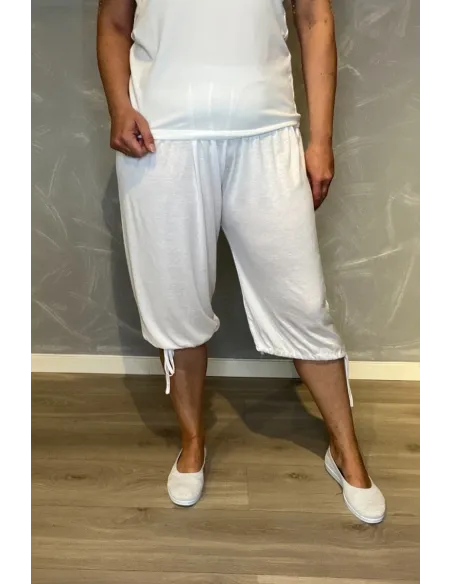 Hvide knickers med elastisk talje og snøre i benene
