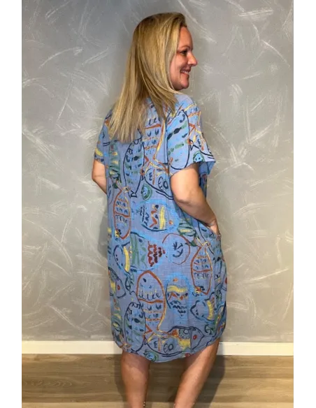 Jeans blå kjole med farverigt fisk print og praktiske lommer