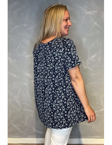 Navy bluse med blomsterprint og 3 pynteknapper