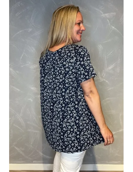 Navy bluse med blomsterprint og 3 pynteknapper