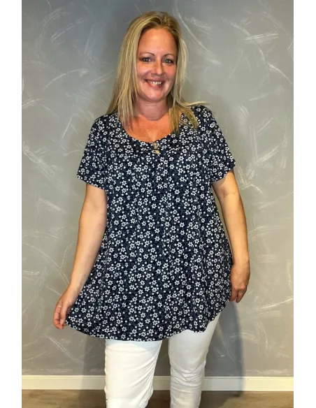 Navy bluse med blomsterprint og 3 pynteknapper