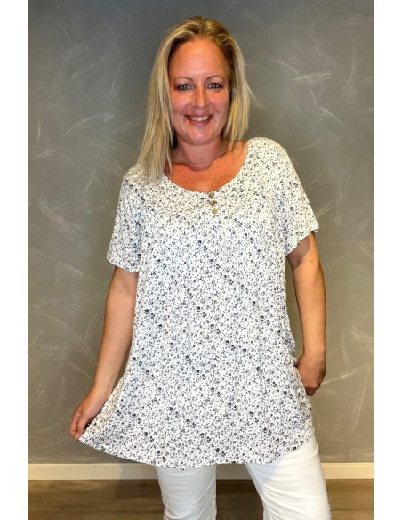 Hvid bluse med blomsterprint og 3 pynteknapper