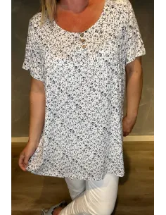 Hvid bluse med blomsterprint og 3 pynteknapper 2