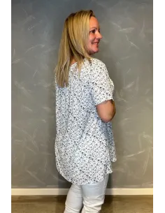 Hvid bluse med små blomster og 3 pynteknapper 2