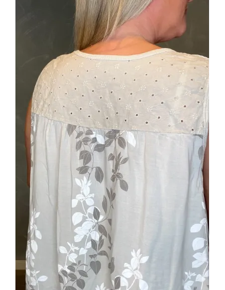 Beige tunika med blomsterprint og broderi detaljer ved udskæringen