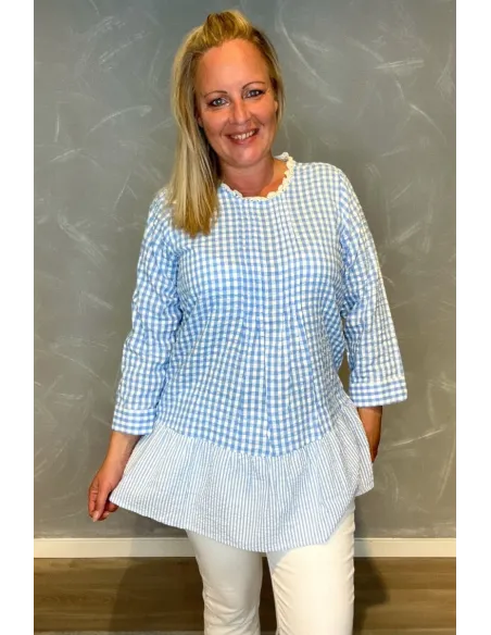 Blå ternet bluse med lag og blonde til kvinder – Design by Tippy